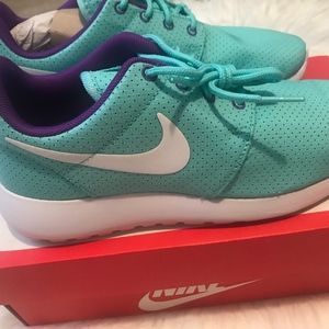 Nike Women's Roshe Run Size 6.5 White/Grape/Turq